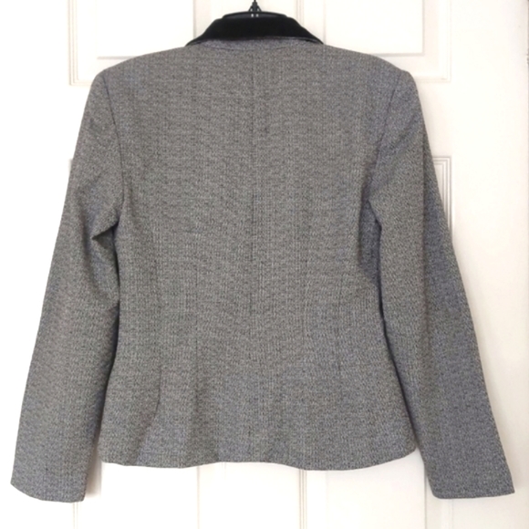 Vintage Gianni Fully lined blazer with velvet collar and button. - Picture 2 of 8